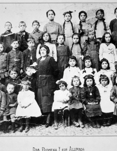 1920. Doña Filomena y sus alumnos. Fototeca de la Diputación Provincial de Huesca.