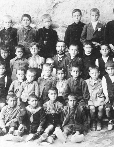 1923. Gurrea de Gállego. Don Emilio Echevarri y sus alumnos. Fototeca de la Diputación Provincial de Huesca.