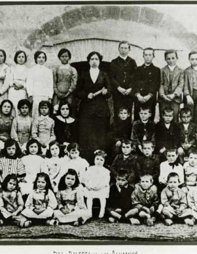 [s.a.]. Doña Dolores y sus alumnos. Fototeca de la Diputación Provincial de Huesca.